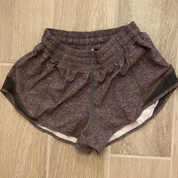 Lululemon women’s size 6 Hotty hot shorts - Picture 1 of 3
